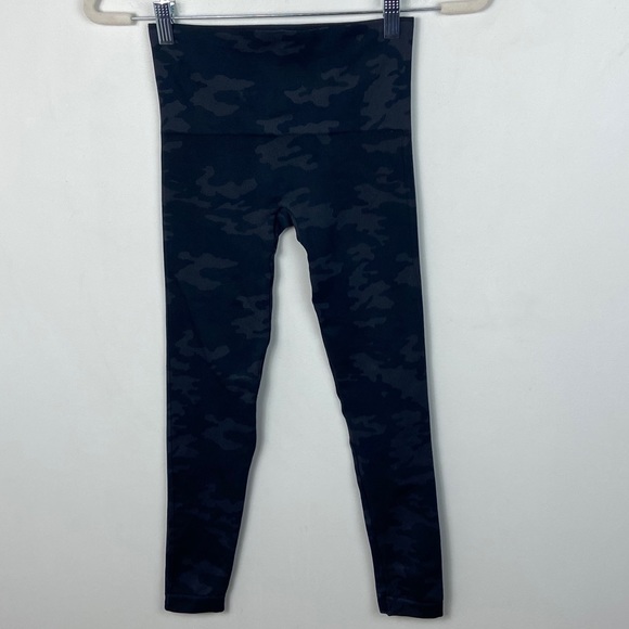 Spanx Camo Look At Me Now Leggings Size XS - Picture 2 of 6